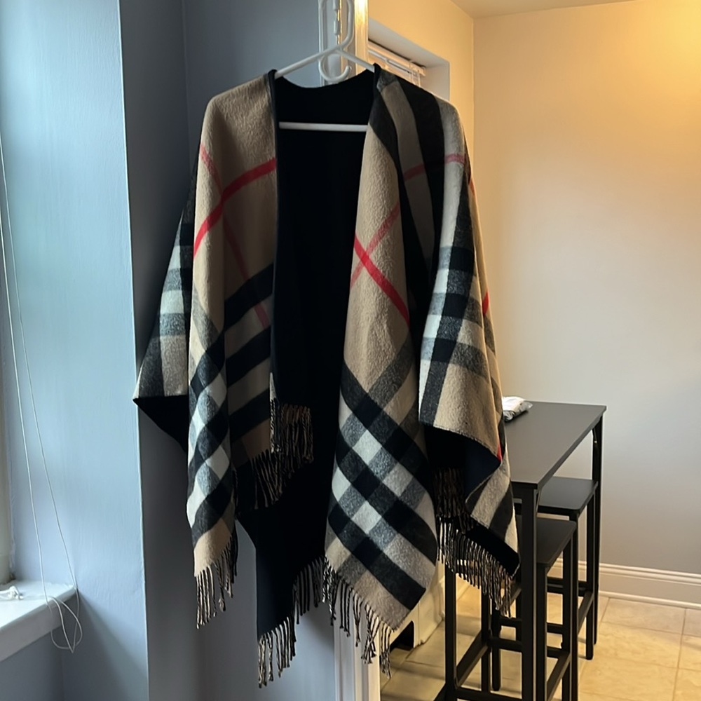 HP 🤩 Burberry (black) Great condition authentic reversible poncho 140 x 135 cm